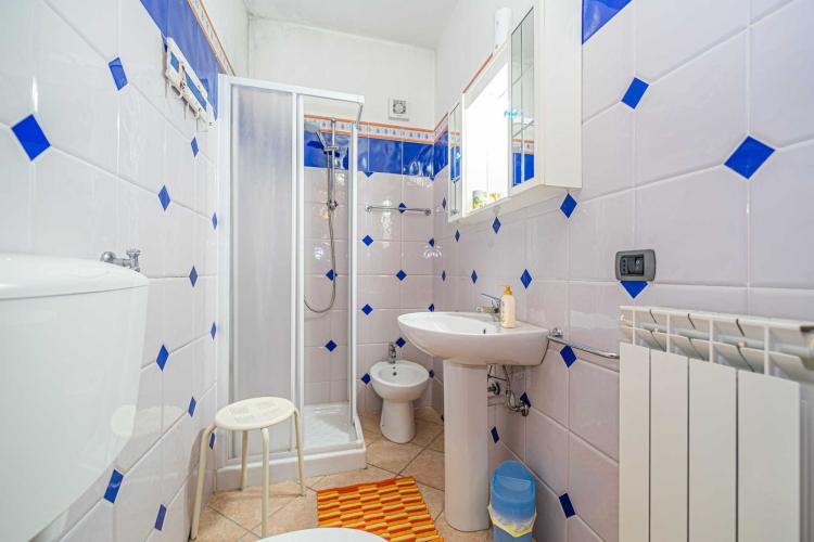 Appartamento in villa 2-4 posti con ampio giardino privato foto 12